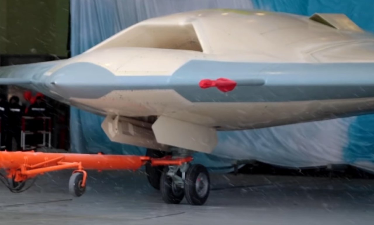 Sukhoi S-70 Okhotnik-B Hunter: Russia’s Next-Generation Combat Drone ...